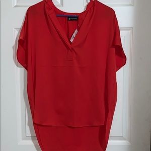 Short in the front, longer in the back Versona top